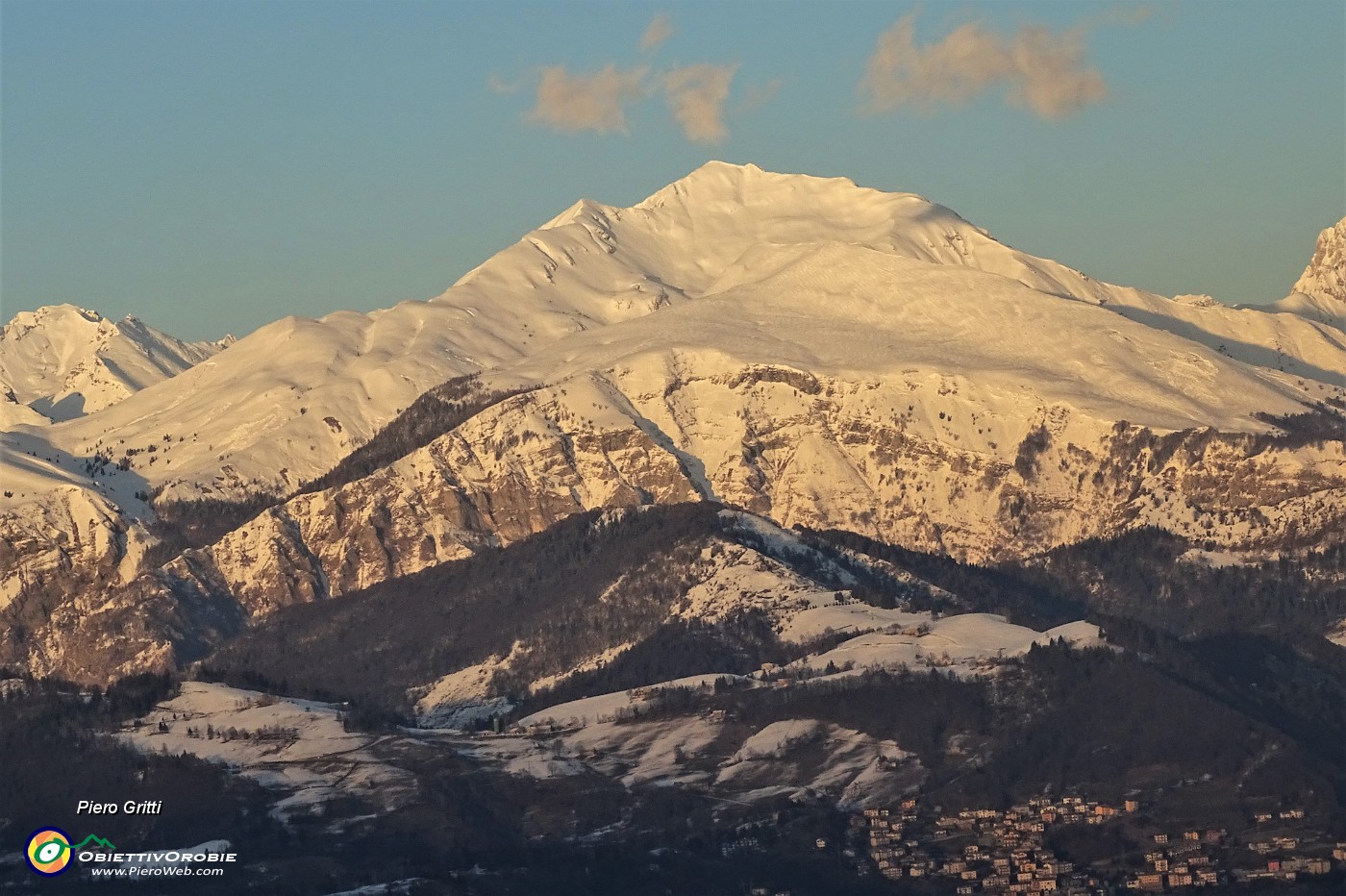 77 Zoom verso Cima Menna (2300 m) nella calda luce dell'imminente tramonto.JPG